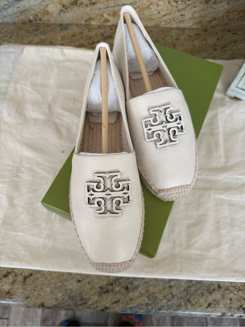 New Tory Burch CUT-OUT LOGO LEATHER ESPADRILLE PEBBLE BEACH